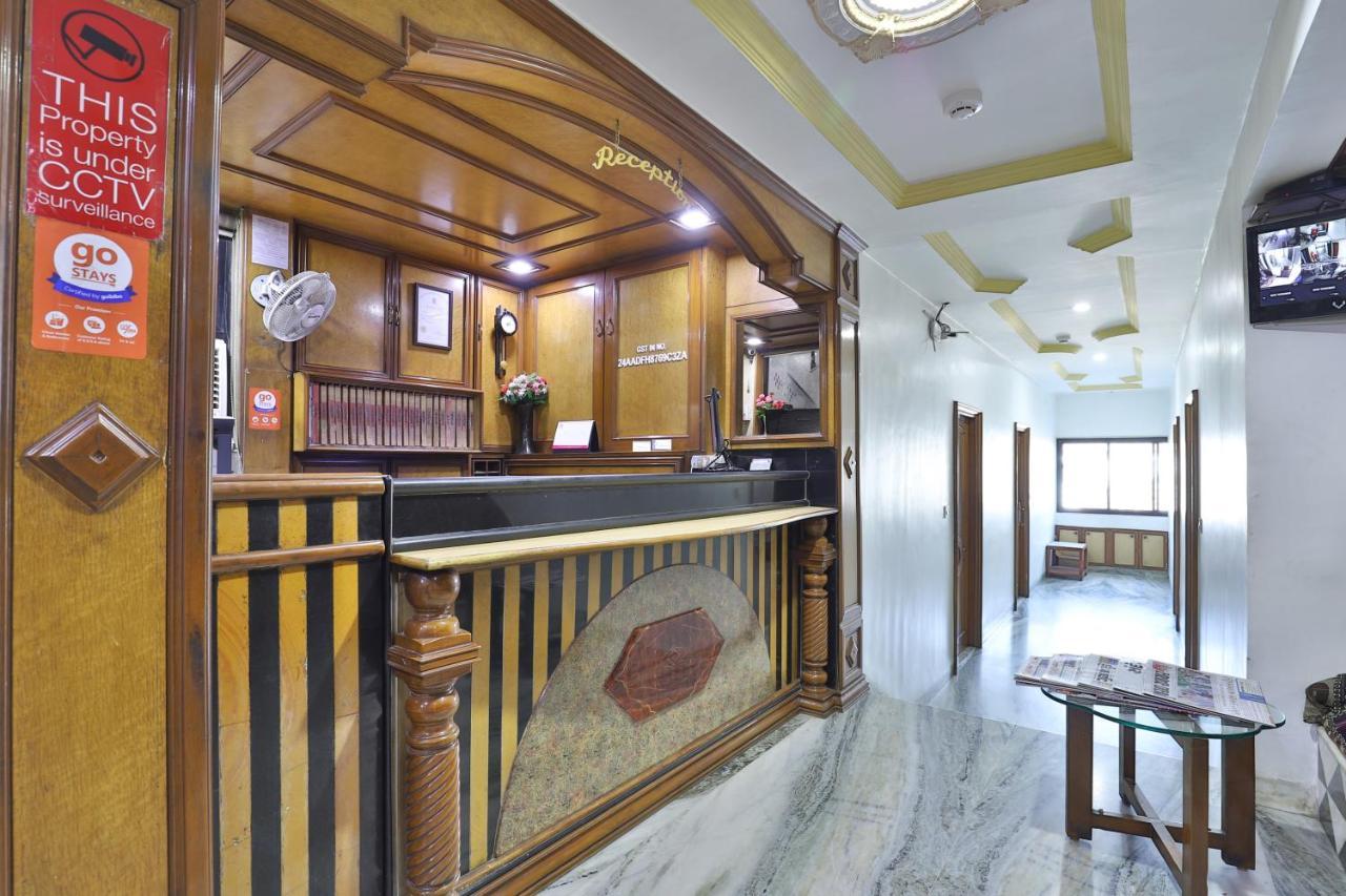 Hotel Midtown Surat Exterior foto